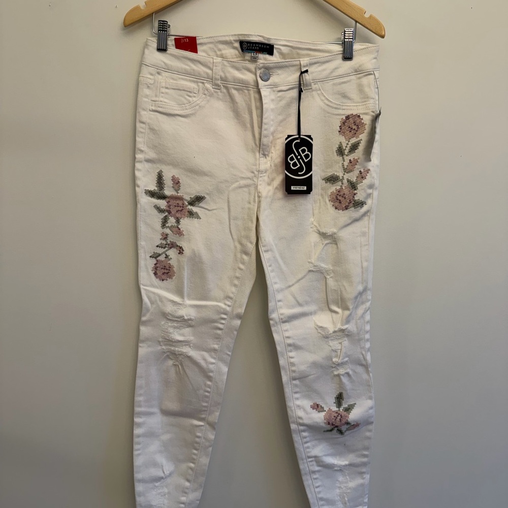 Suzy Shier White Floral Embroidered Jeans